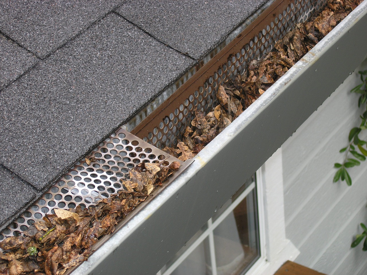 How to Know When It’s Time to Clean Out Your Gutters